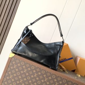 【CarryAll East West Handbag】 Crafted from Monogram canvas with leather trim, the CarryAll EastWest handbag is the perfect companion for urban living. Its generous silhouette features a well-organized interior, enhanced by a large inner pocket for added functionality. Monogram canvas zippered clutch secured with a leather strap Dimensions: 20 x 10 x 33.5 cm